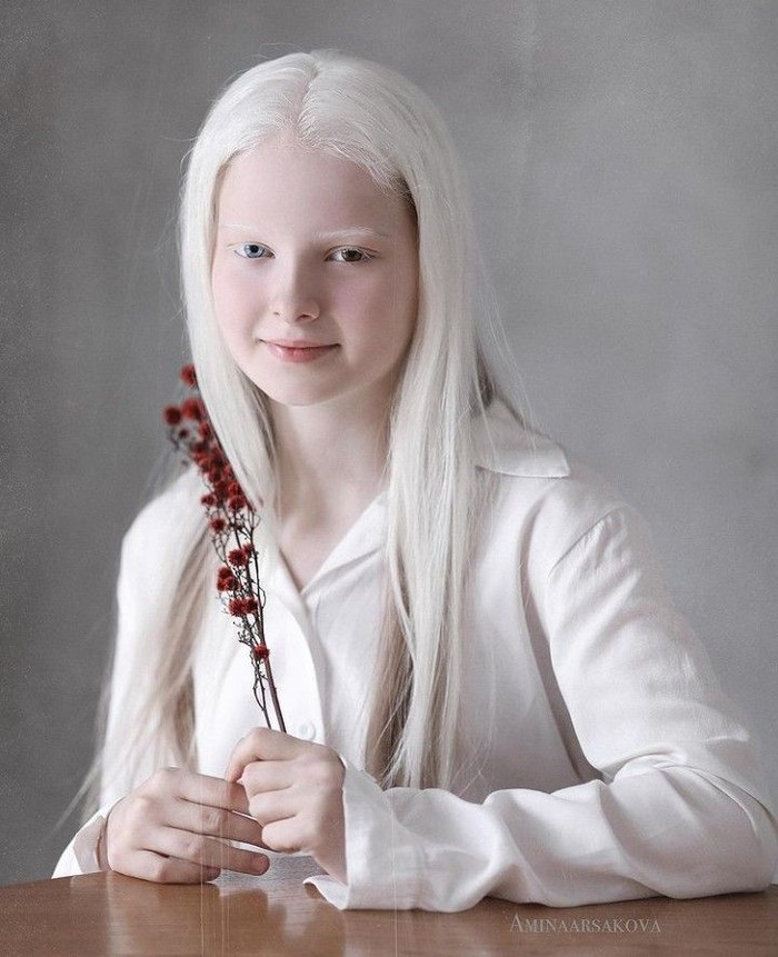 Menurut Amina Arsakova, ia sangat bahagia telah menemukan arti kecantikan yang berbeda dari sosok Amina Ependieva (foto: instagram.com/aminaarsakova)