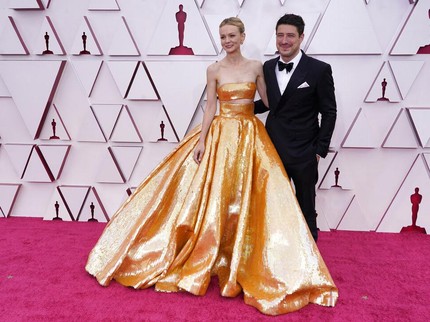Cuek Banget, Seleb Hollywood Ini Kenakan Gaun dengan Kubis di Red Carpet karena Payudara Bengkak