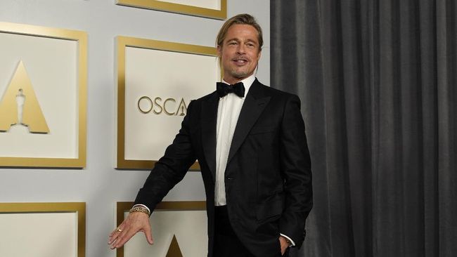 Brad Pitt sukses mengembalikan gaya rambut man bun dan membuat gempar warganet.