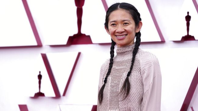 Sutradara Chloe Zhao teprilih menjadi sutradara terbaik dalam gelaran Piala Oscar 2021 lewat filmya Nomadland.