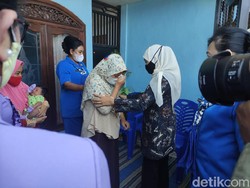 Khofifah Beri Motivasi Keluarga Kru KRI Nanggala-402 di Sidoarjo