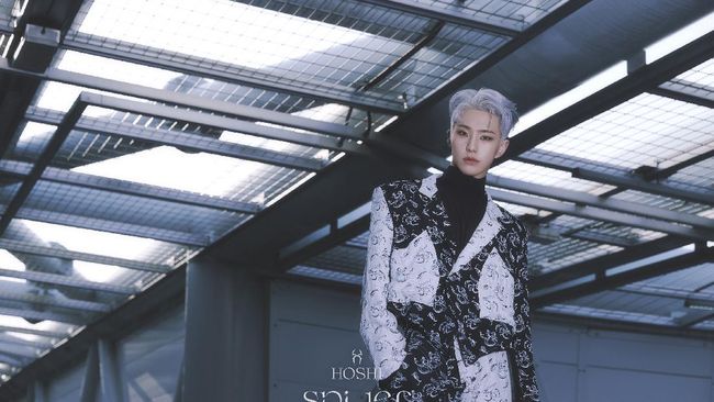 Hoshi mengaku ia mulai mengerjakan lagu solo debut bertajuk Spider sejak 2018 setelah mendapatkan hasil bacaan kartu tarot soal kariernya.
