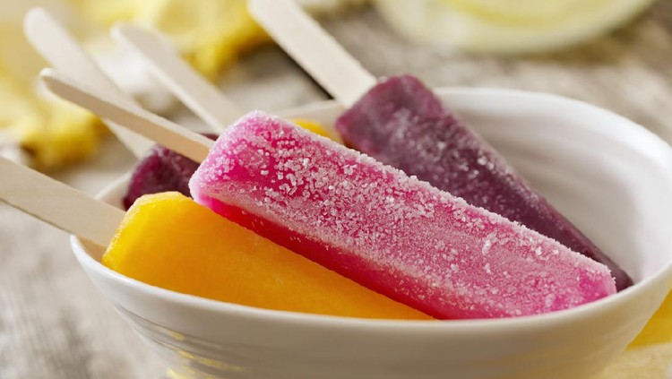 Menu takjil yang paling sering dicari adalah olahan es yang segar, Bunda. Ada resep es lilin buah naga yang ekonomis dan mudah dibuat, nih.Yuk simak di sini.