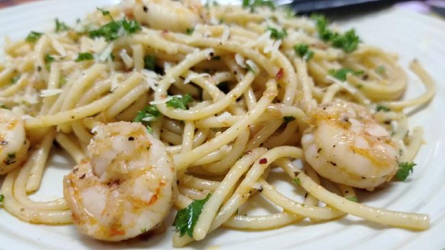 Resep praktis berbuka spaghetti aglio olio ini merupakan sajian pasta paling mudah, cocok untuk Anda yang ingin makan berat namun tidak terlalu kenyang.