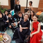 Intip Gaya Busana Bintang Film 'Minari' di Red Carpet Piala Oscars