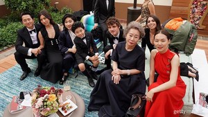 Intip Gaya Busana Bintang Film 'Minari' di Red Carpet Piala Oscars