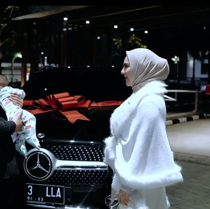<p>Tak disangka, hadiah yang Ammar Zoni berikan ini merupakan hal yang Irish Bella impikan. Pertama ada mobil mewah keluaran Mercedes Benz. (Foto: YouTube: Aish TV)</p>