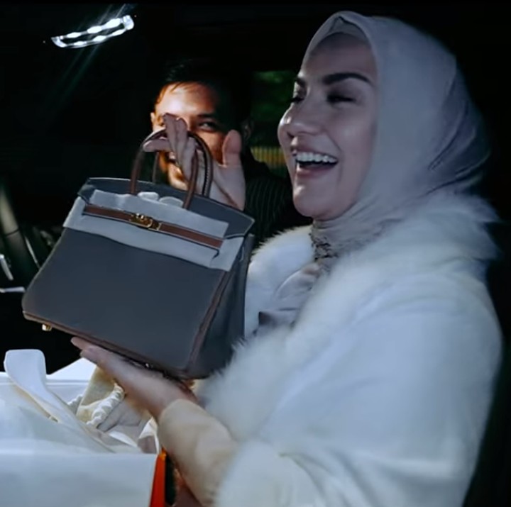 <p>Kemudian, Irish Bella juga mendapat tas designer mahal merk Hermes, Bunda. "Pengin banget dia tas ini. <em>Sorry</em> ya sayang kalo aku cuma bisa ngasih tas Hermes dan mobil Mercy," tutur Ammar Zoni usai mencium kening Irish Bella. (Foto: YouTube: Aish TV)</p>