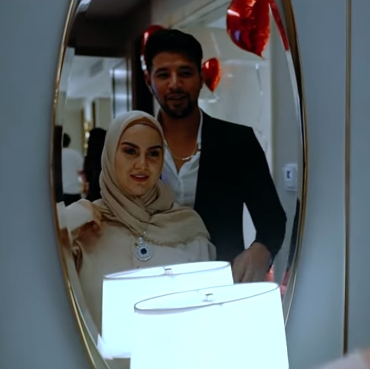 <p>Sebagai penutup, Ammar Zoni membawa Irish Bella ke tempat baru, Bunda. Di sana, ibu satu anak itu mendapatkan hadiah ketiganya, yakni kalung berlian seharga hampir Rp 400 juta. (Foto: YouTube: Aish TV)</p>