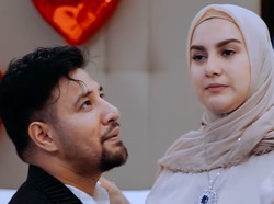 Ammar Zoni dan Irish Bella Ikut Andil Bantu Korban Kebakaran di Flores