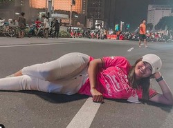 Tiduran di Jalan, Selebgram Seksi Ini Jadi Perhatian Riko Simanjuntak