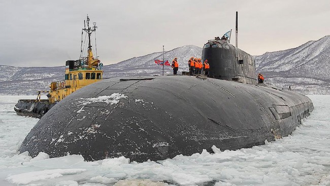 Teknologi yang digunakan untuk mengangkat kapal selam Kursk milik Rusia yang tenggelam pada Agustus 2000 dan diangkut setahun kemudian.