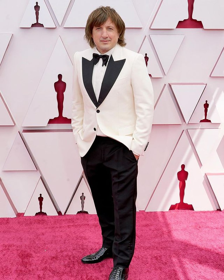 Academy Awards kembali menggelar gelaran Oscar tahun ini. Karpet merah sudah digelar, para artis sudah mulai berdatangan. Yuk kita intip busana para artis di Red Carpet Piala Oscar 2021!