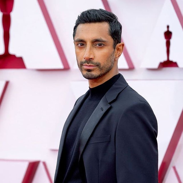 Academy Awards kembali menggelar gelaran Oscar tahun ini. Karpet merah sudah digelar, para artis sudah mulai berdatangan. Yuk kita intip busana para artis di Red Carpet Piala Oscar 2021!