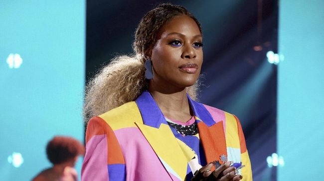 Aktris transgender Laverne Cox mencuri perhatian di gelaran karpet merah ajang piala Oscar 2021 dengan gaun berwarna pink fuschia yang memukau.