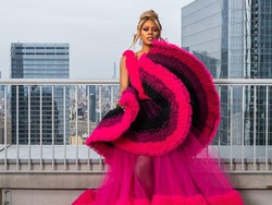 Penampilan Aktris Transgender Laverne Cox di Oscars 2021, Bergaun Seribu Meter