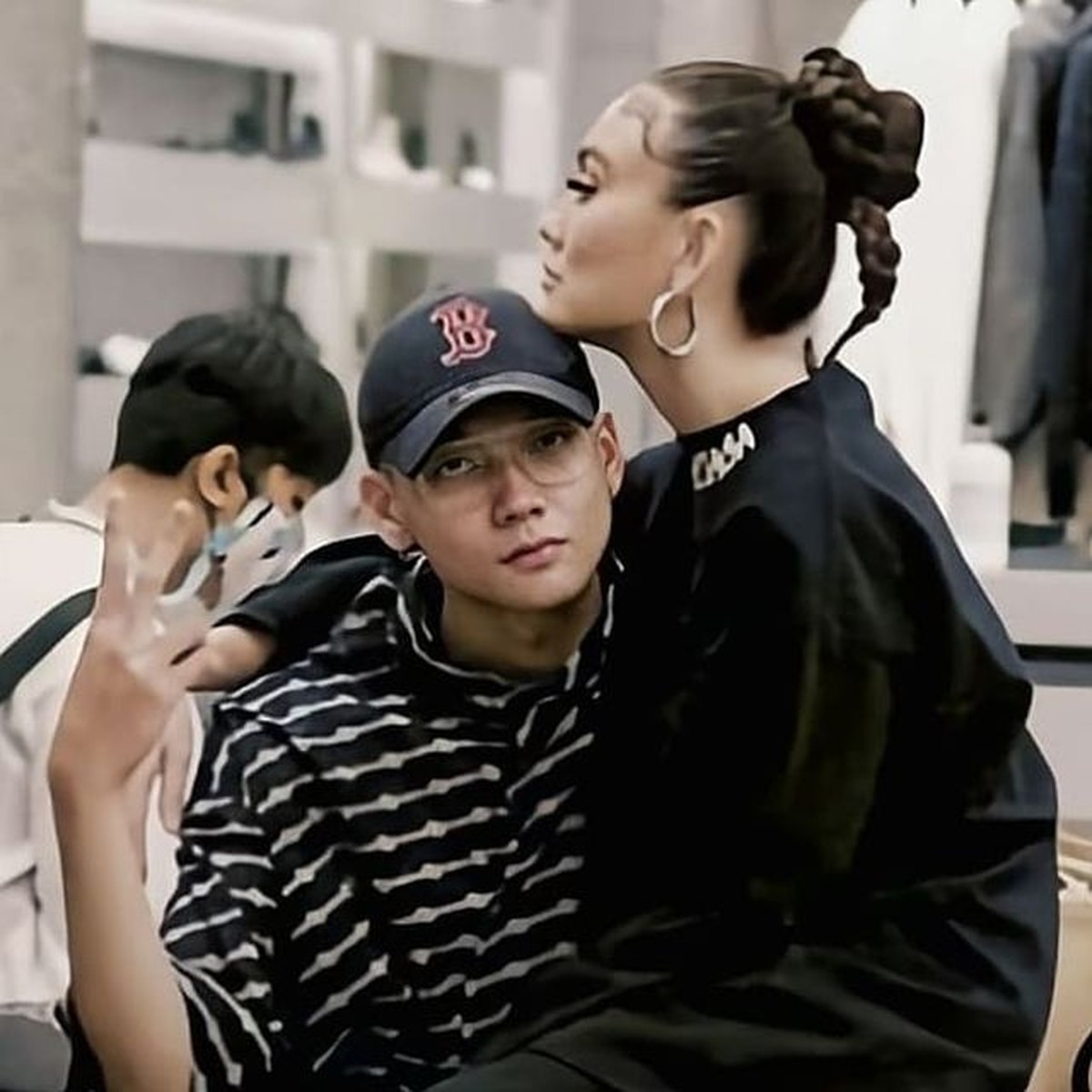 Momen Mesra Agnez Mo dengan seorang pria