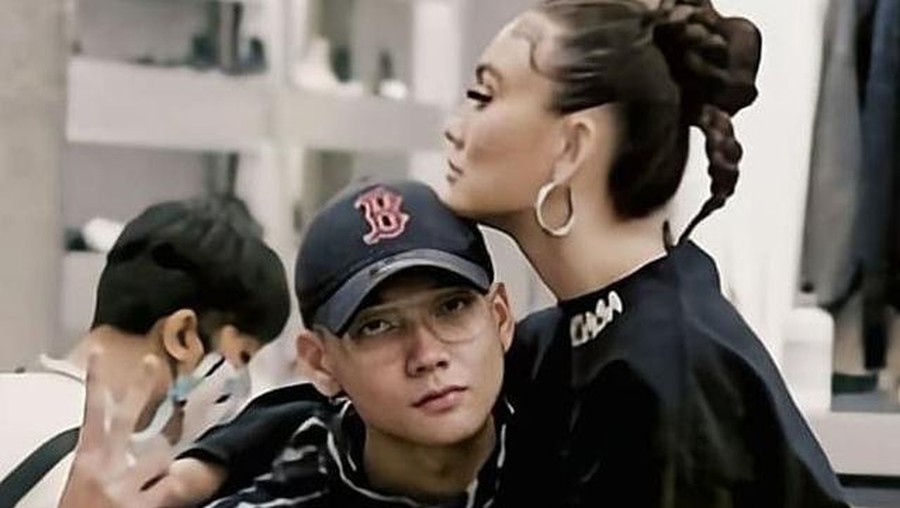 Momen Mesra Agnez Mo dengan seorang pria