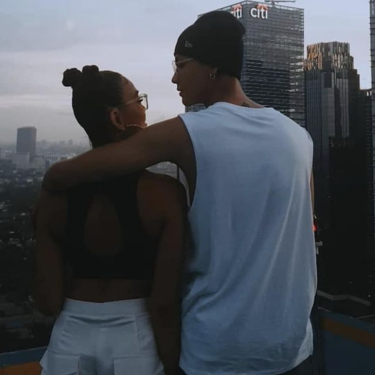 Momen Mesra Agnez Mo dengan seorang pria