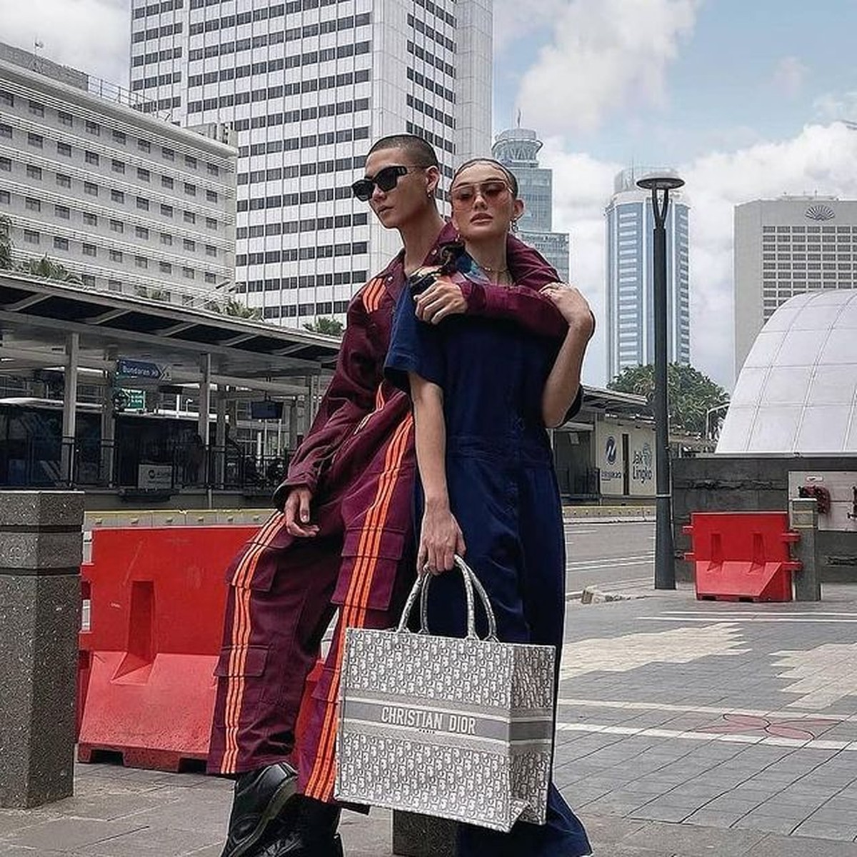 Momen Mesra Agnez Mo dengan seorang pria