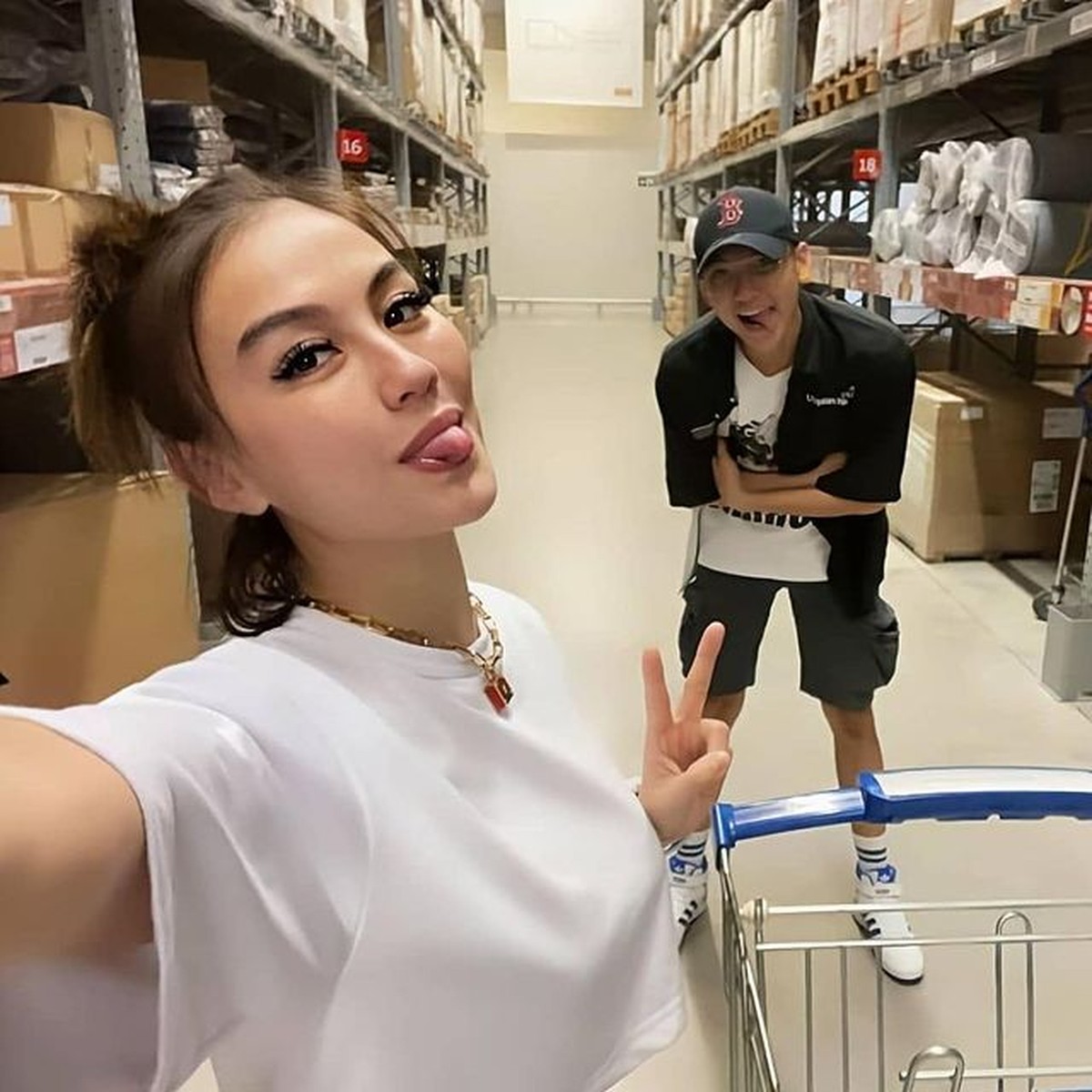 Momen Mesra Agnez Mo dengan seorang pria