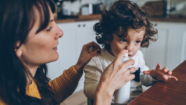 Mencuci hidung memang terdengar asing. Padahal metode ini bisa dilakukan kepada anak untuk menjaga kesehatannya.