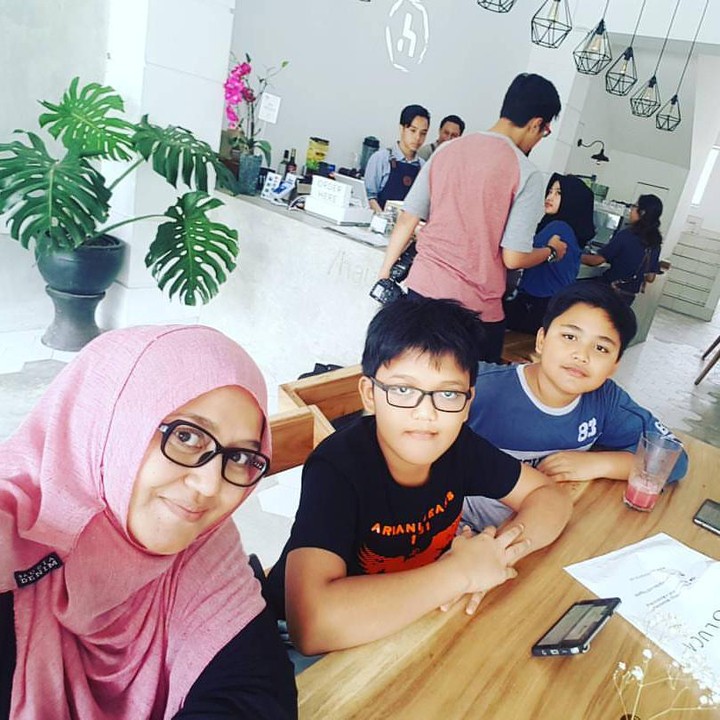 <p>Novia menikah dengan Emha Ainun Nadjib atau yang akrab disapa Cak Nun pada 22 Maret 1997. Mereka dikaruniai empat orang anak yaitu Aqiela, Anayallah, Jembar dan Ainayya. (Foto: Instagram: @noviakolopaking72)</p>