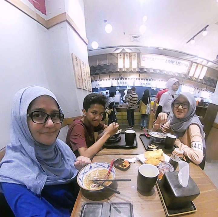 <p>Nama Novia Kolopaking itu mulai melejit usai berperan sebagai Emak, tokoh ikonik di serial televisi <em>Keluarga Cemara.</em> Kini berusia 48 tahun, tak banyak yang berubah dari paras wanita kelahiran 1972 ini. (Foto: Instagram: @noviakolopaking72)</p>