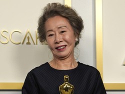 Hook Entertainment Bantah Youn Yuh Jung Keluar dari Agensi