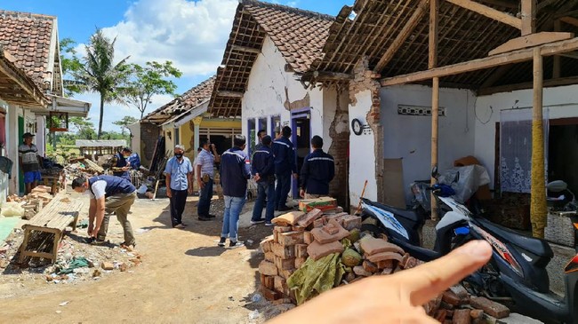 Bersama BPH Migas, Pertamina meninjau lokasi gempa Kabupaten Malang melihat sarana prasarana distribusi BBM pasca bencana gempa.