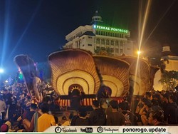 Bupati Ponorogo Kecam Pertunjukan Reog Saat Sahur yang Abaikan Prokes