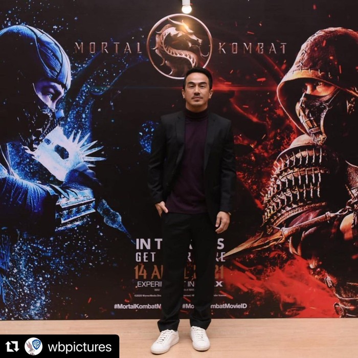 Menggunakan jas hitam yang senada dengan celananya, Joe Taslim nampak semakin keren di acara Premiere Mortal Kombat Movie di Jakarta. (Foto: Instagram.com/joe_taslim)