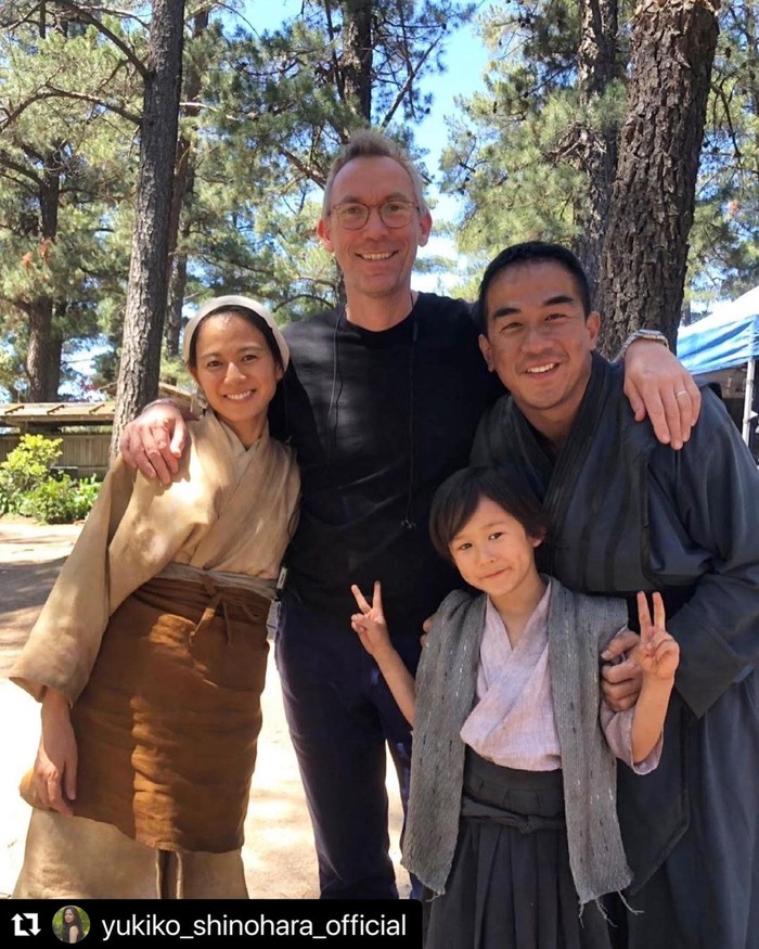 Melalui akun Instagramnya tak lupa Joe Taslim juga mengunggah potret kearabannya dengan para aktor Mortal Kombat dan sang sutradara Simon McQuoid. (Foto: Instagram.com/joe_taslim)