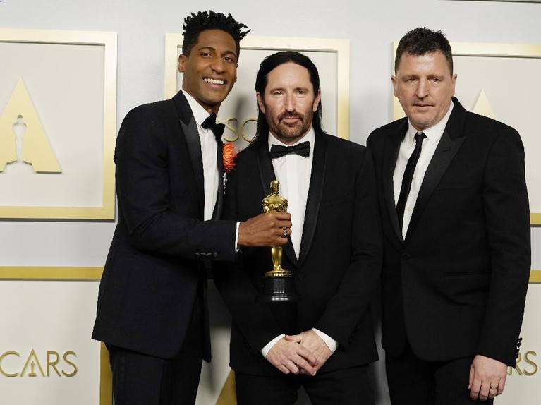 Potret Kemenangan Para Artis di Oscar 2021 Potret Kemenangan Para Artis di Oscar 2021