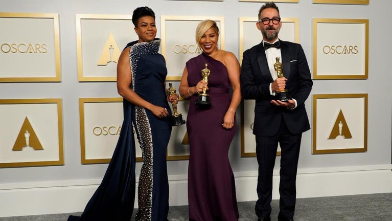 Potret Kemenangan Para Artis di Oscar 2021 Potret Kemenangan Para Artis di Oscar 2021