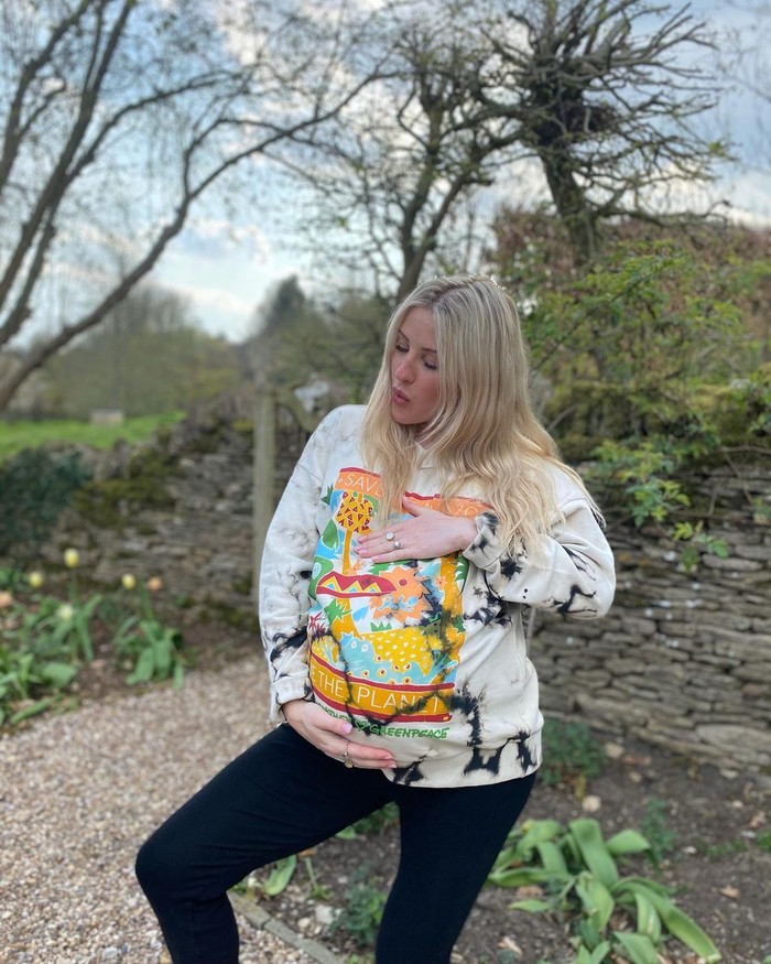 Ellie Goulding tampil santai dengan hoodie bertemakan Earth Day produksi temannya dan legging hitam. Penyanyi satu ini memang telihat cukup aktif mengampanyekan untuk lebih mencintai lingkungan dan bumi/foto: instagram/elliegoulding