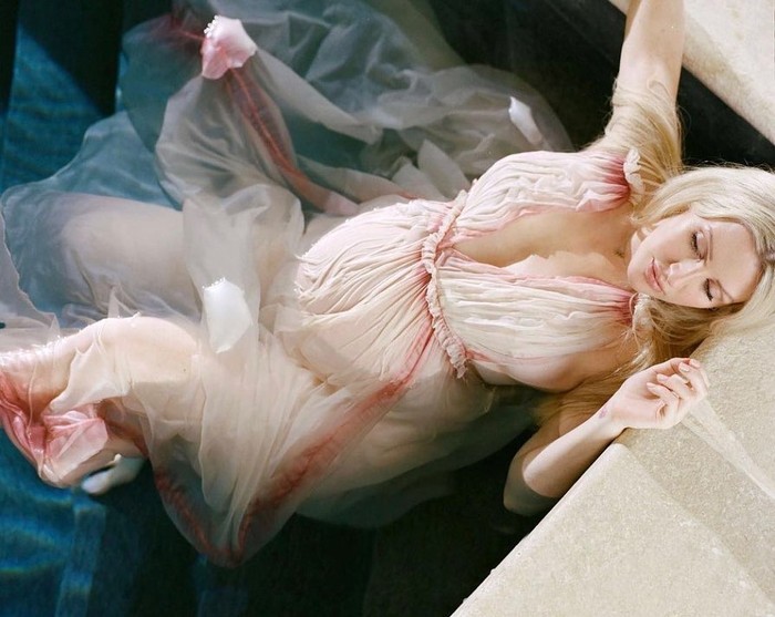 Ellie Goulding terlihat anggun dalam balutan gaun berwarna pink pastel dan memperlihatkan baby bumpnya. Dalam captionnya, Ellie Goulding dengan bercanda membandingkan dua foto berbeda dan menyebutnya
