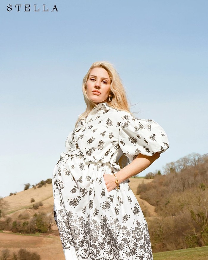 Meskipun hanya mengenakan dress terusan berwarna putih dengan motif hitam, kecantikan dari istri Caspar Jopling ini masih terpancar/foto: instagram/elliegoulding