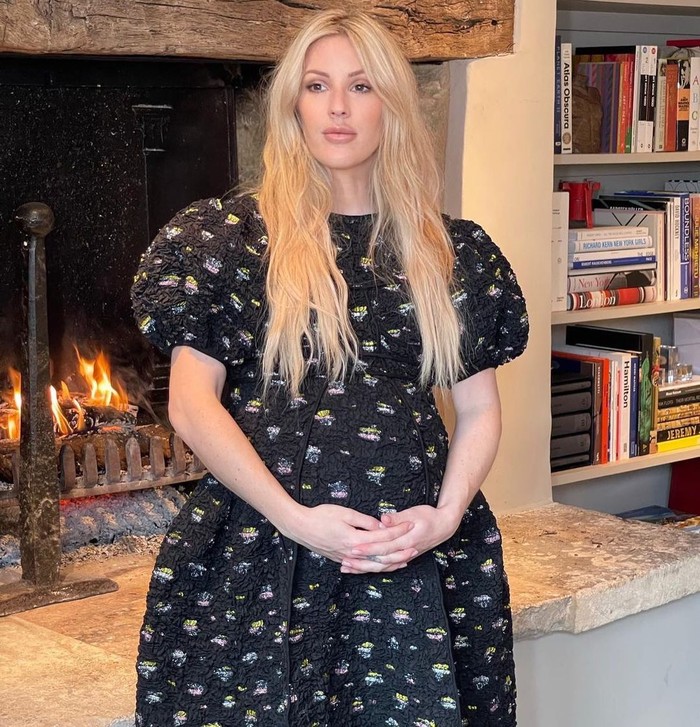 Ellie Goulding tampil sederhana namun tetap chic dan classy dalam balutan puffy dress berwarna hitam. Dress ini berhasil sedikit menyembunyikan bentuk perutnya yang semakin membesar/foto: instagram/elliegoulding