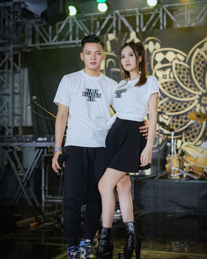 Sebagai pasangan yang sama-sama terjun di dunia musik, belum lama ini mereka merilis lagu yang dinyanyikan secara duet dengan judul 