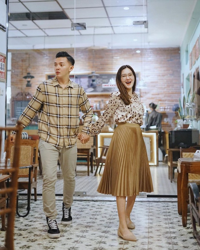 Kini mereka tengah berbahagia lantaran akan dikaruniai momongan. (foto: instagram.com/nellakharisma)