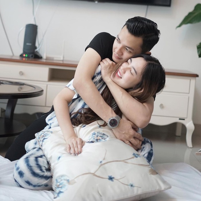 Buah hati mereka diperkirakan akan lahir bulan Agustus, tepat setahun setelah pernikahan mereka. (foto: instagram.com/nellakharisma)