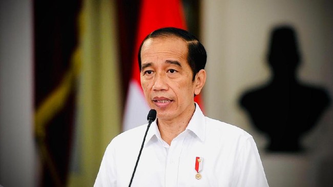 Presiden Jokowi membolehkan pedagang kaki lima dan usaha kecil lainnya buka dan melayani pengunjung mulai 26 Juli hingga 2 Agustus.