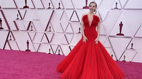 FOTO: 9 Selebriti Berbusana Terbaik di Red Carpet Oscar 2021