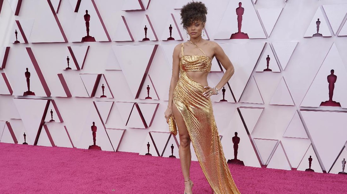 FOTO: 9 Selebriti Berbusana Terbaik di Red Carpet Oscar 2021