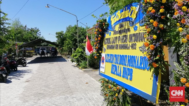 Warga menggelar salat gaib bagi awak kapal selam KRI Nanggala-402. Salat gaib dan tahlil bersama, salah satunya digelar di Surabaya.