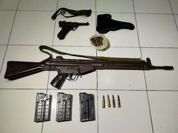 Sebuah Senjata Laras Panjang dan Pistol Ditemukan di Rumah Kosong di Surabaya