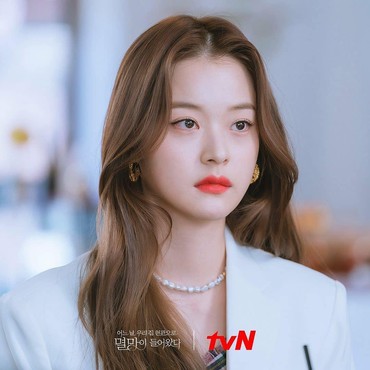 Shin Do Hyun Terlibat Cinta Segitiga di 'Doom At Your Service'