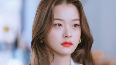 img-title Shin Do Hyun Terlibat Cinta Segitiga di 'Doom At Your Service'