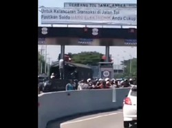 Pengantar Jenazah Terobos Tol Makassar-Keroyok Petugas Ditangkap!